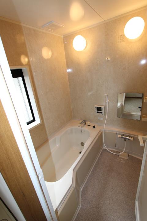 Bathroom. Bathroom is also spacious (September 2013 shooting)