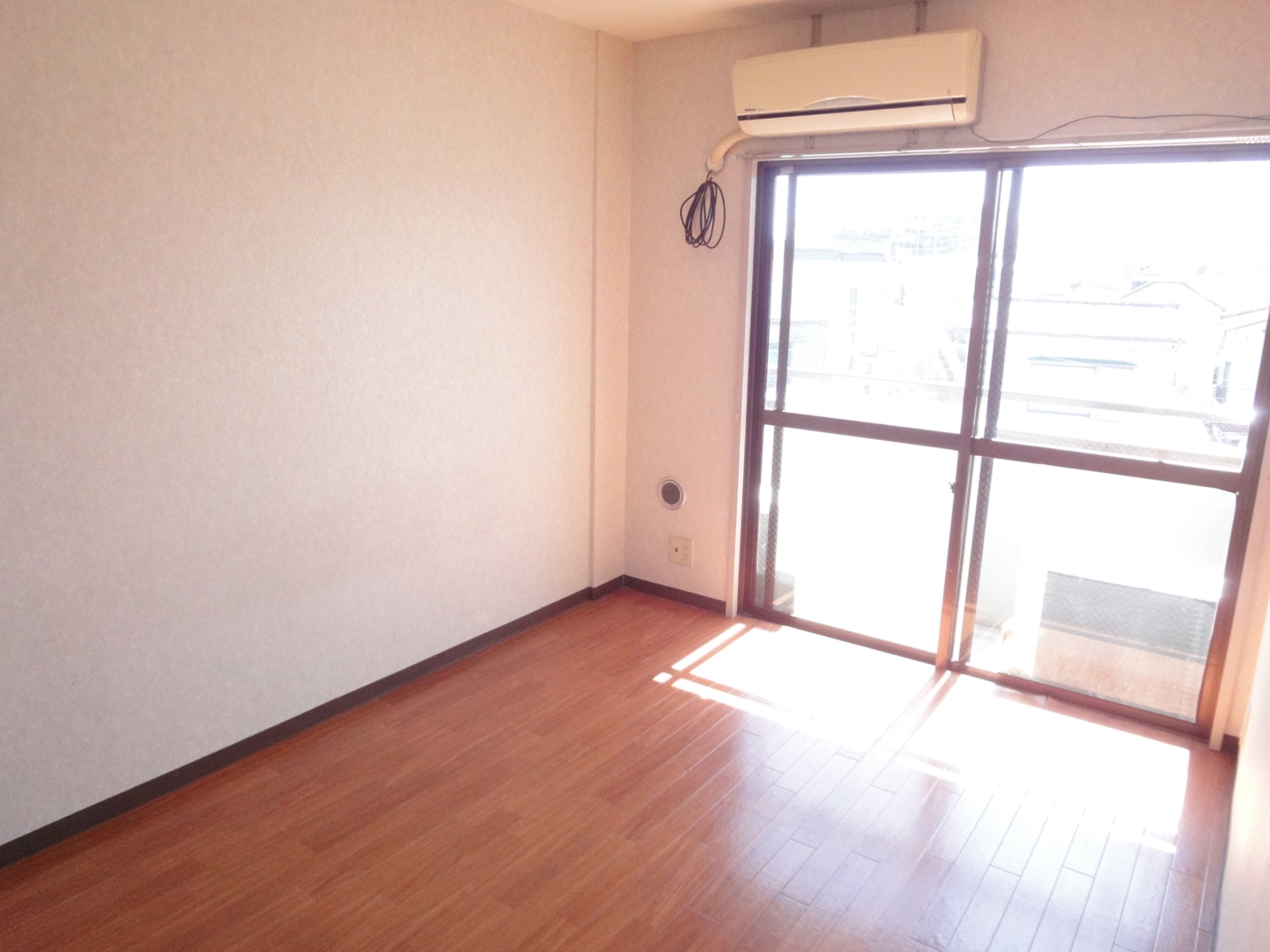 Living and room. Sunny Western-style rooms facing the balcony