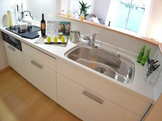 Kitchen. Mimamore the state of the child who is in the living room