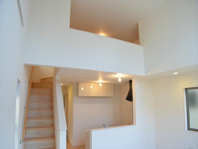 Living. A vaulted ceiling living