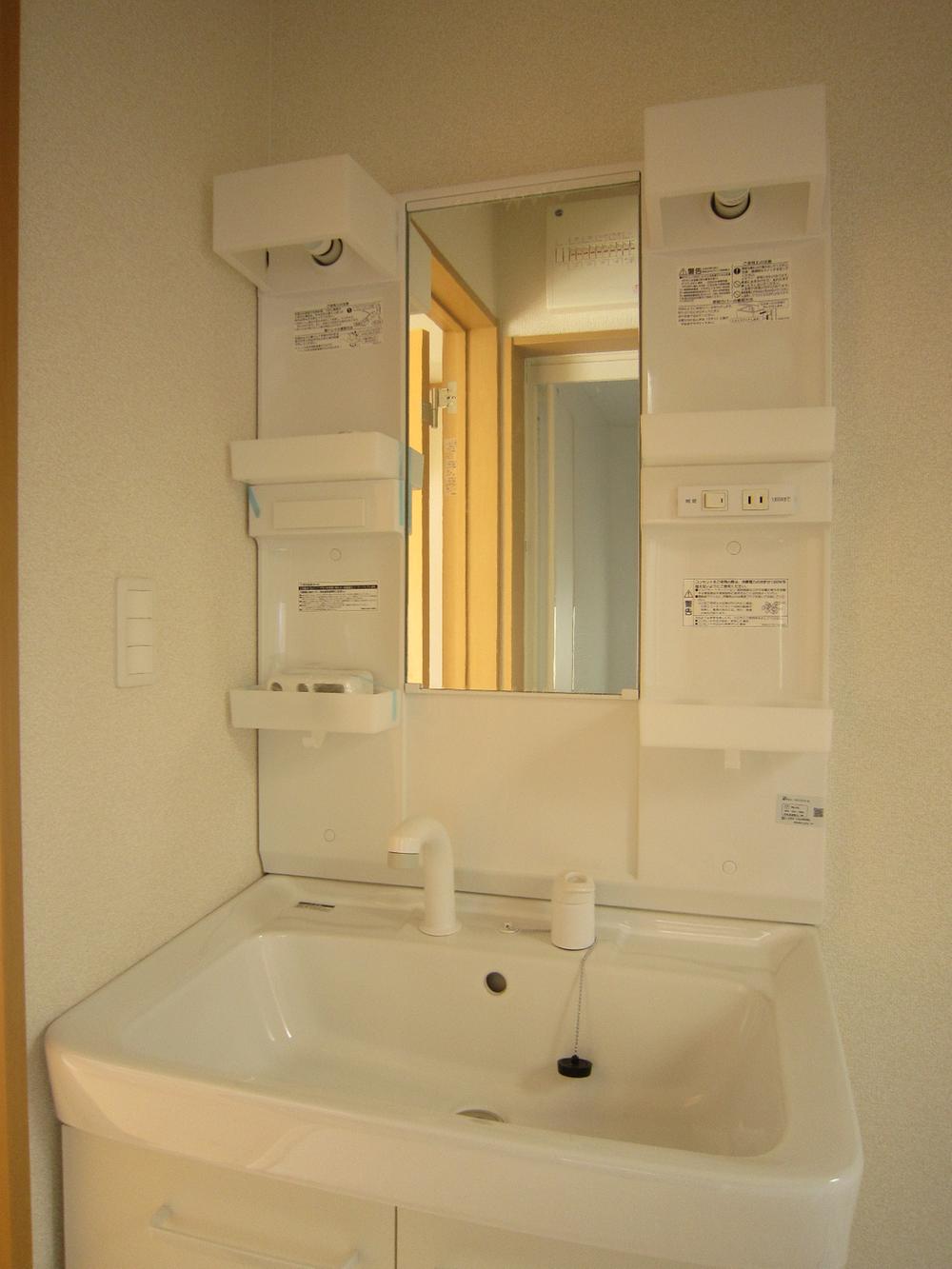 Wash basin, toilet. Q Building room (September 2013) Shooting