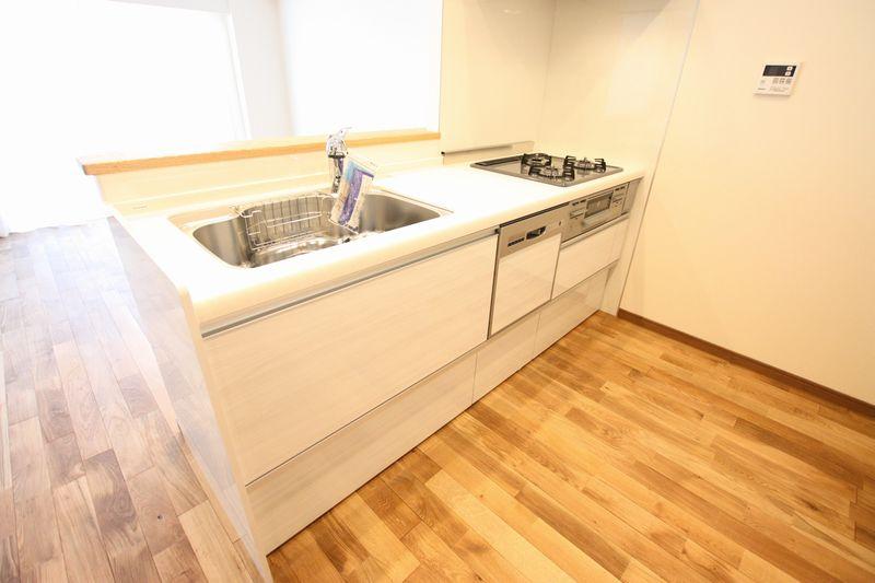 Kitchen. With dish washing dryer