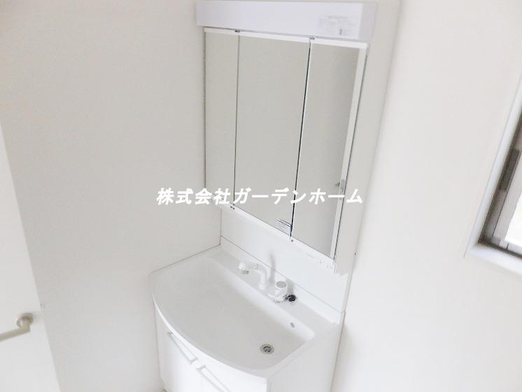 Wash basin, toilet. Since the three-sided mirror is a very easy-to-use wash basin space also is enough to put the thing !!