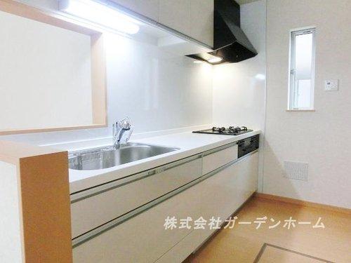 Model house photo.  ■ Popular face-to-face system kitchen to wife. With storage shelves of glad lift-down ■ 