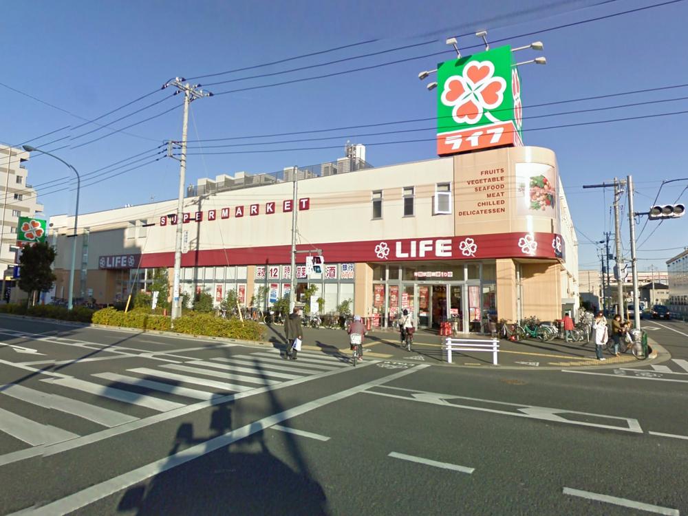 Supermarket. Life six-cho to Ekimae 1200m