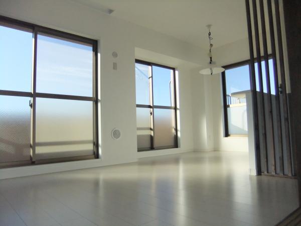 Living. ◎ living is bright two-sided lighting!