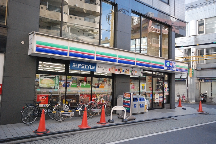 Convenience store. Three F Adachi Takenotsuka 6-chome up (convenience store) 165m