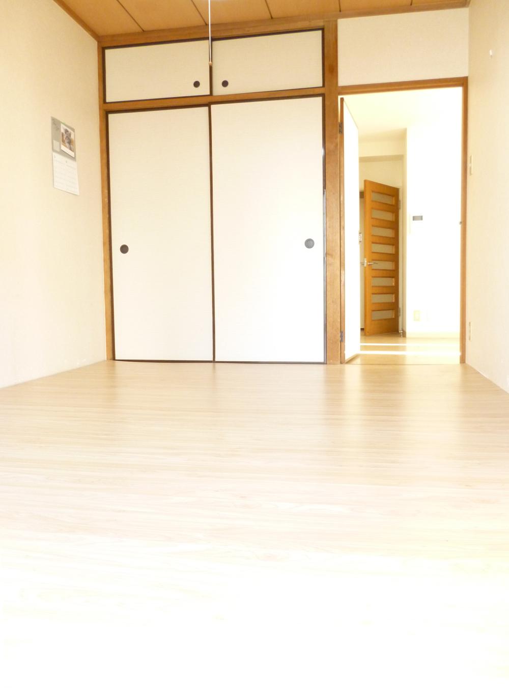 Non-living room. Japanese-style room (approximately 6.0 tatami mats) has laid a simple flooring