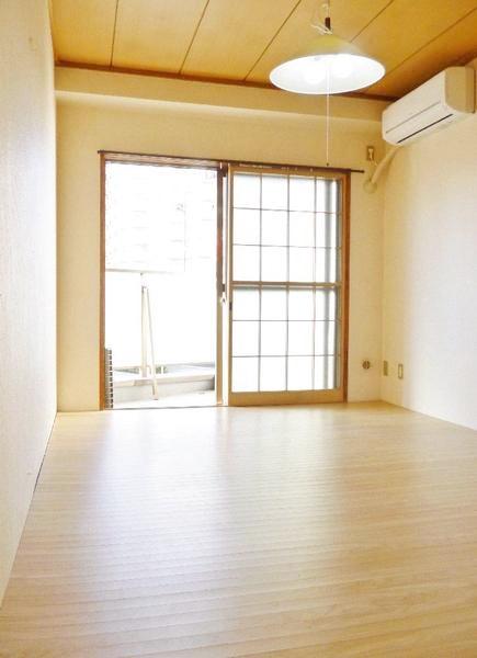 Non-living room. Japanese-style room (approximately 6.0 tatami mats) has laid a simple flooring