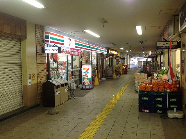 Shopping centre. 900m until the Food Plaza Senjuohashi (shopping center)