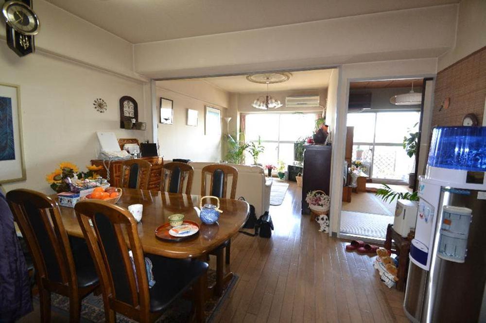 Living. Living-dining (furniture outside the sale)