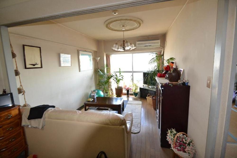 Living. Living (furniture outside the sale)