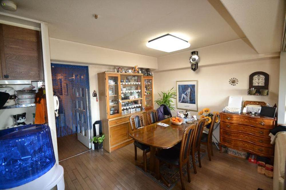 Living. Dining (furniture outside the sale)