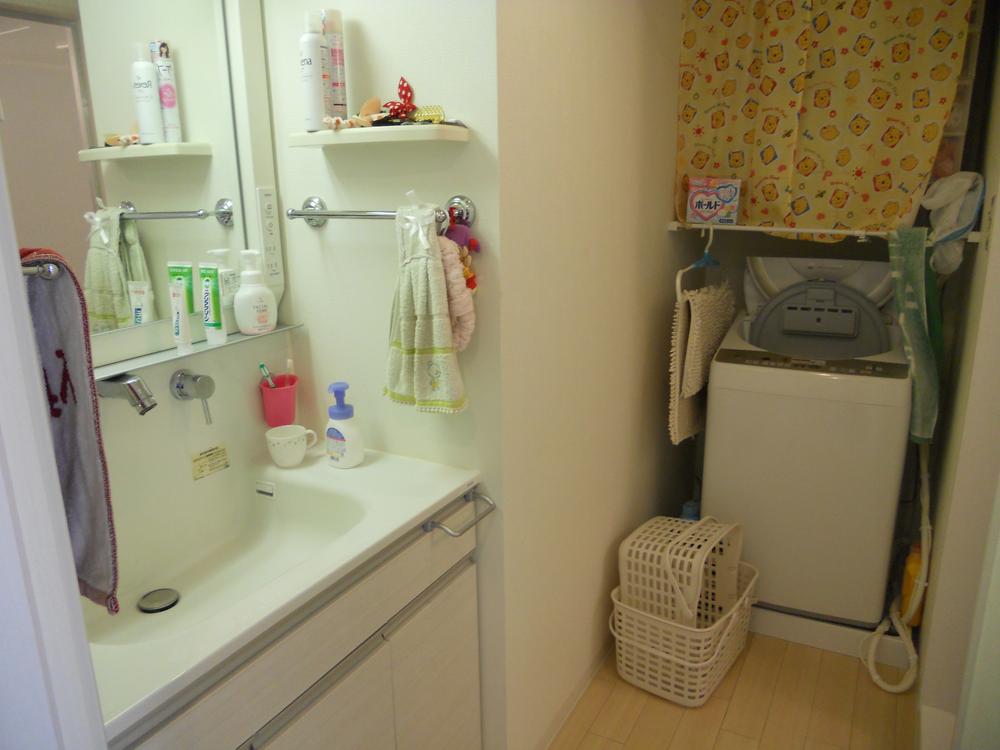 Wash basin, toilet. bathroom( ※ Furniture in me, Furniture etc. are not included in the sale price)