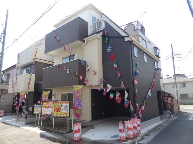 Local appearance photo. Feeling of freedom have for the corner lot! 