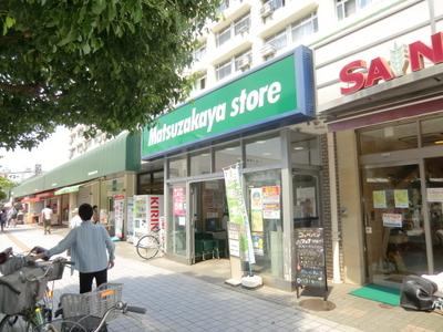 Supermarket. Matsuzakaya 1200m until the store (Super)