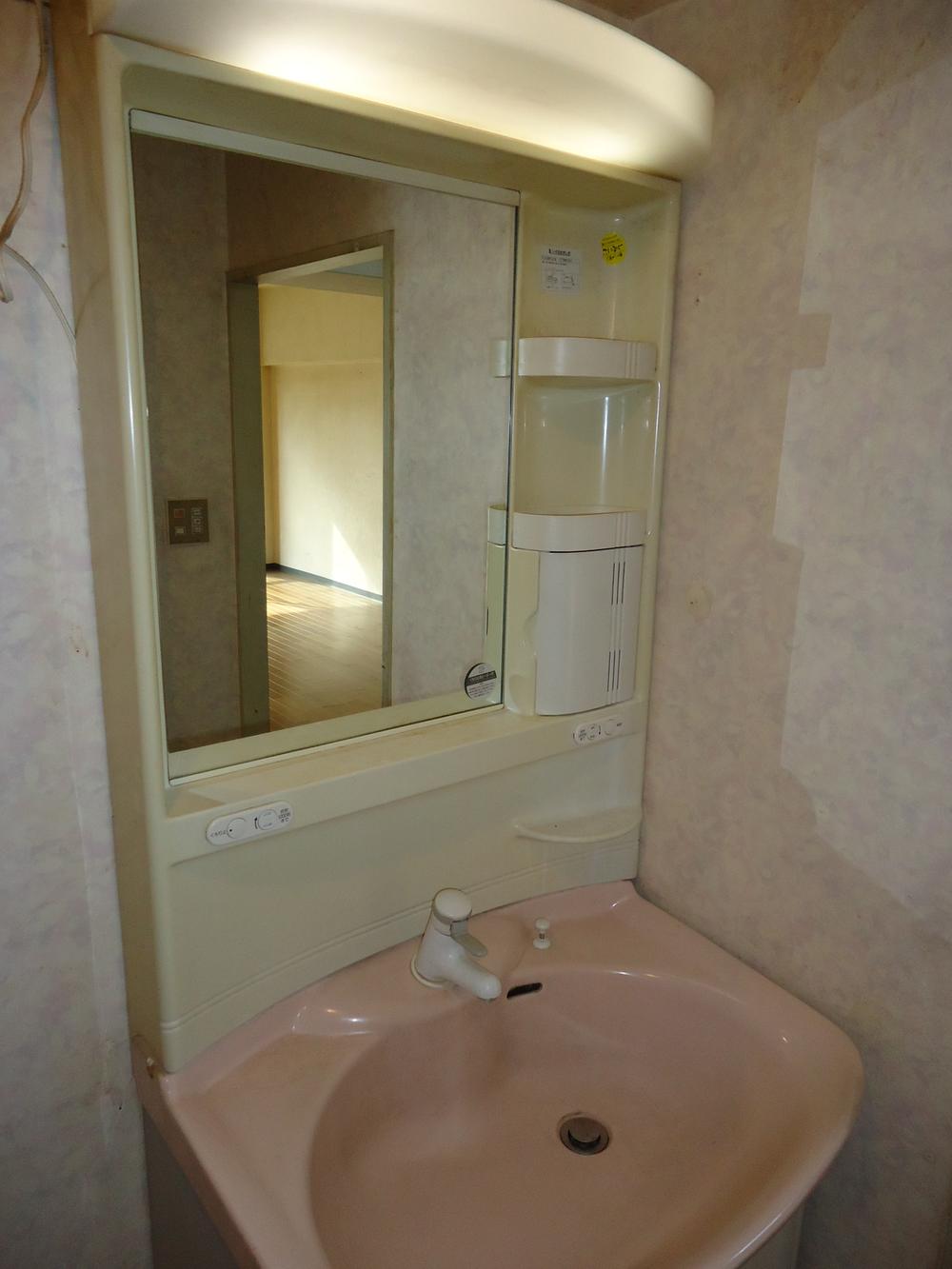 Wash basin, toilet. Indoor (01 May 2014) Shooting