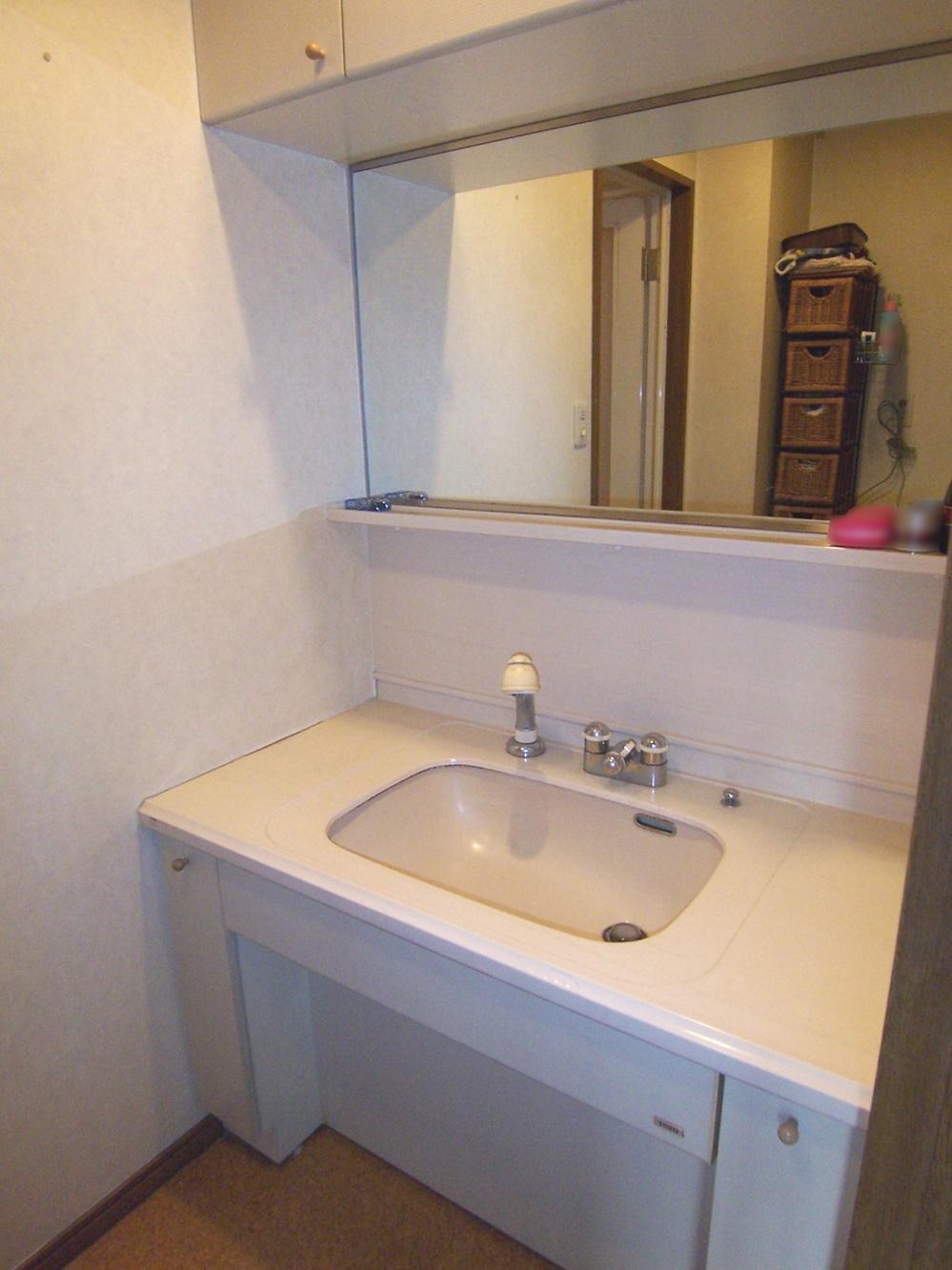 Wash basin, toilet. Indoor (March 2013) Shooting