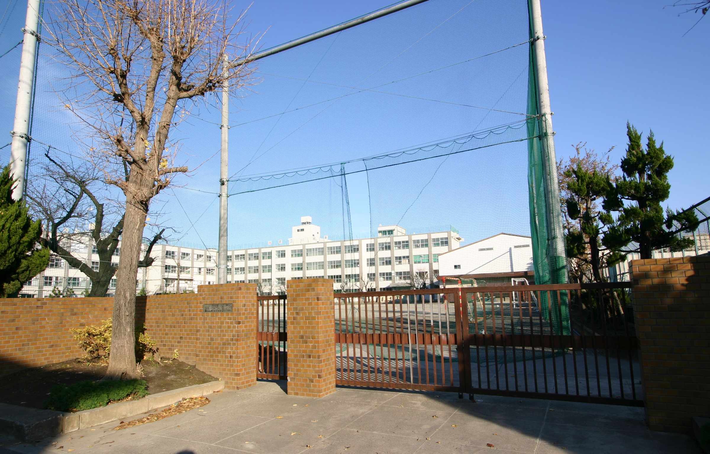 Junior high school. 1068m to Adachi Ward eighth junior high school (junior high school)