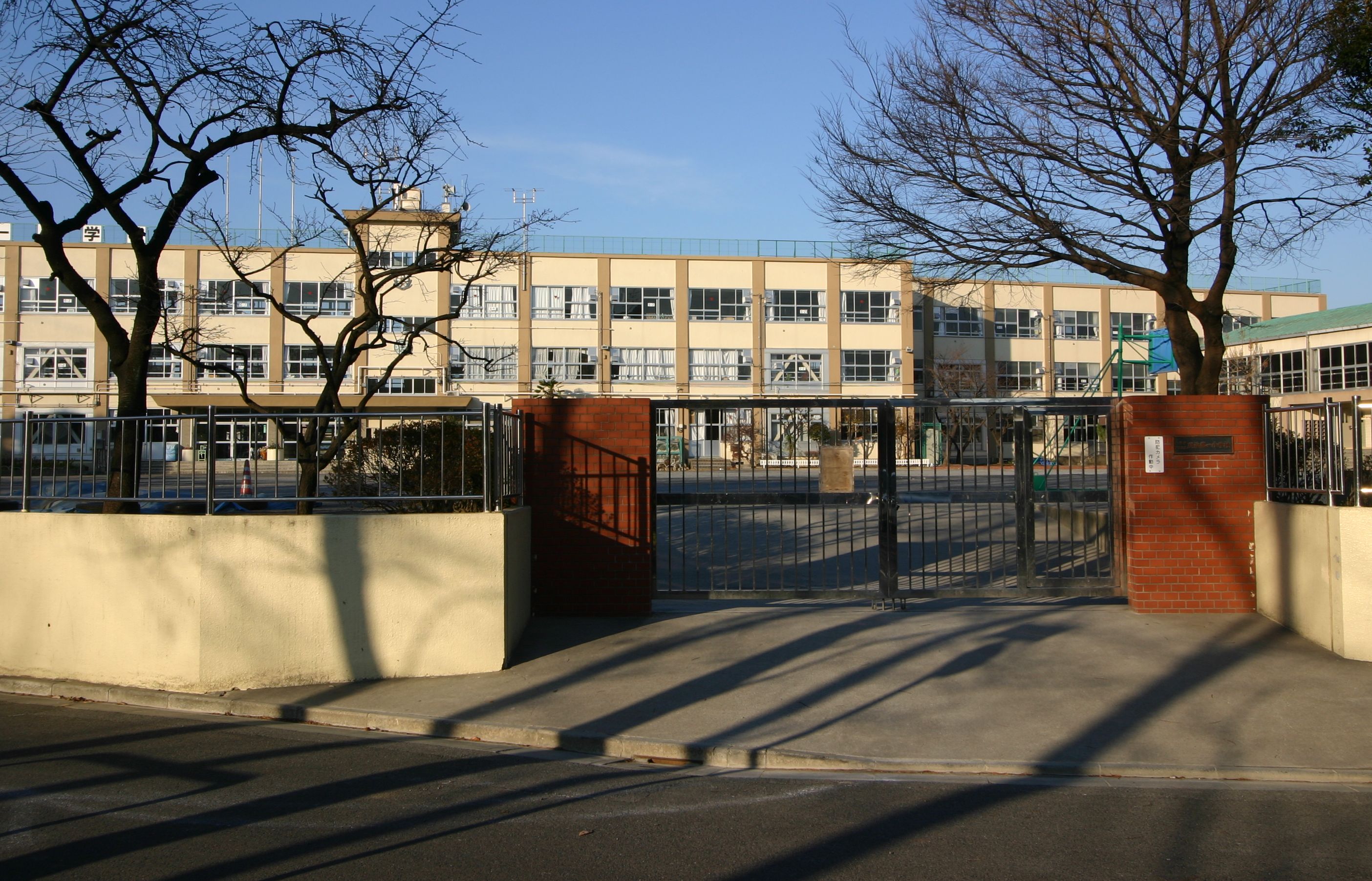 Primary school. 301m to Adachi Ward Shikahama first elementary school (elementary school)