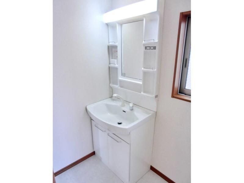 Wash basin, toilet. Simple vanity. Building 2