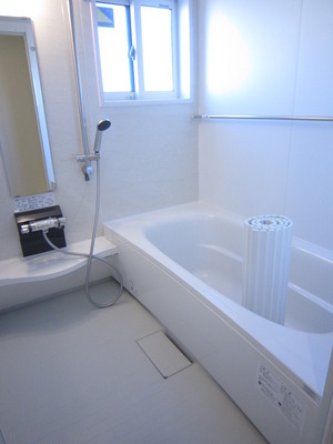 Bath. 1616 type large bathroom. It is bright and hygienic if there is a window