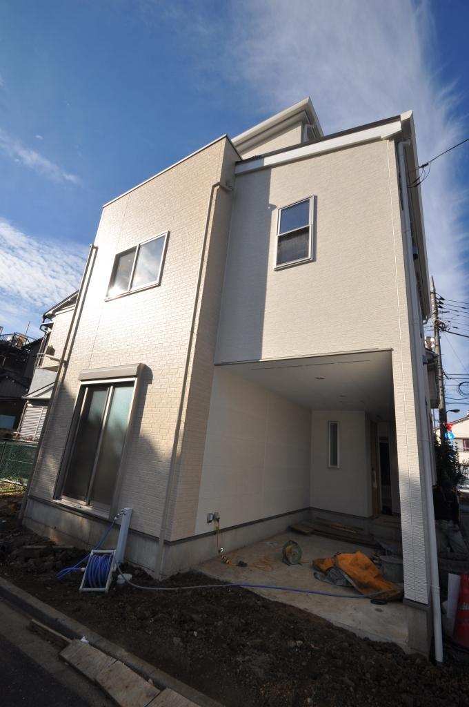 Local appearance photo. House to protect the site (December 2013) shooting family, It has adopted Panasonic Corp. technostructure method.