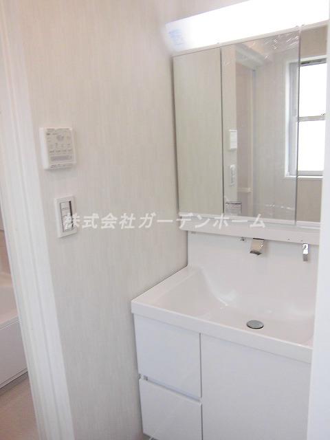 Wash basin, toilet. Also wash basin to be used every day, Happy three-sided mirror type Un'ina