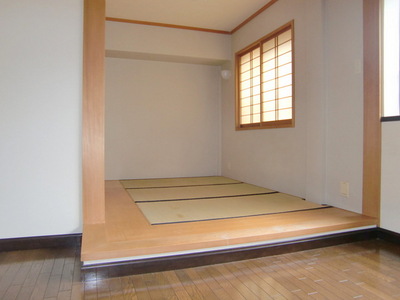 Living and room. There is also tatami rooms