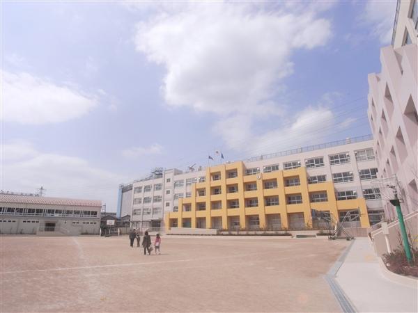 Junior high school. 350m until the ninth junior high school