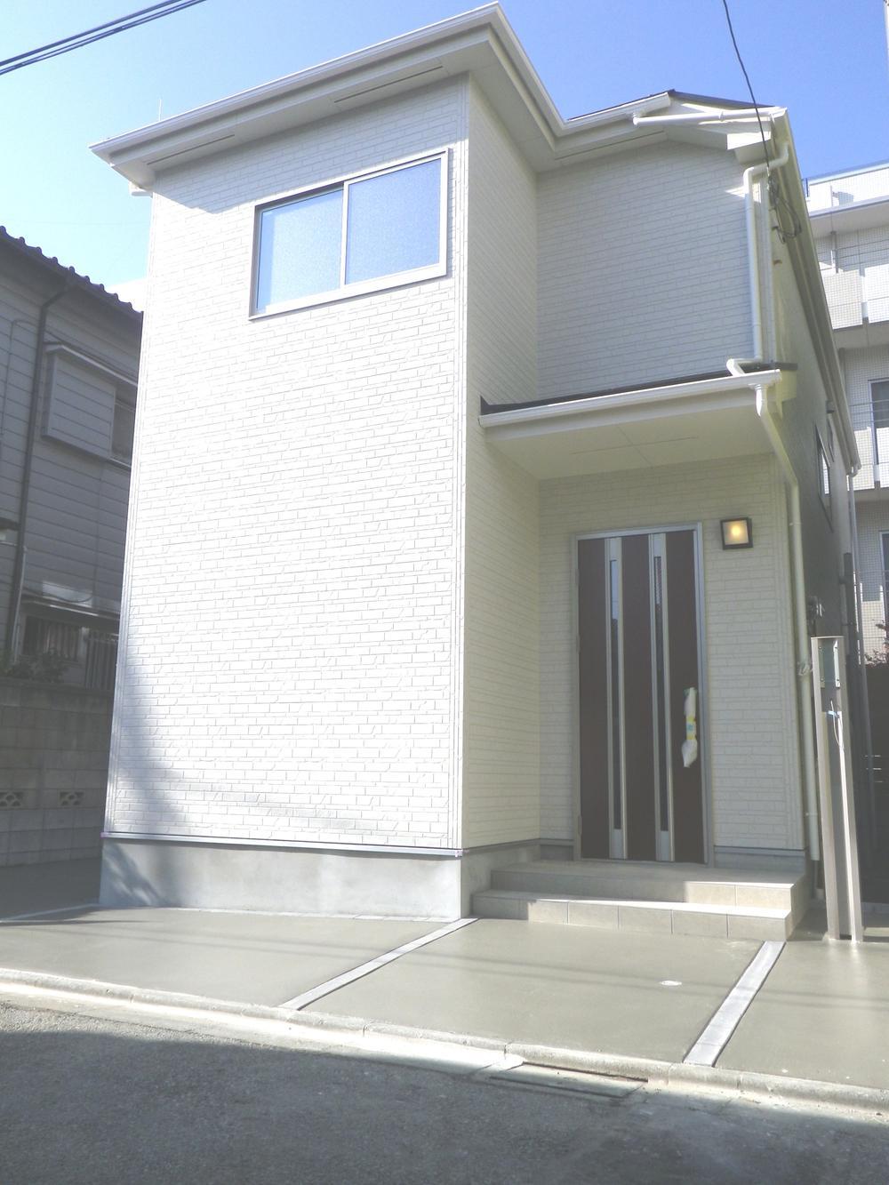 Local appearance photo. Appearance we have completed! Parking space is also spacious ・ It bordered on the east side 4m road