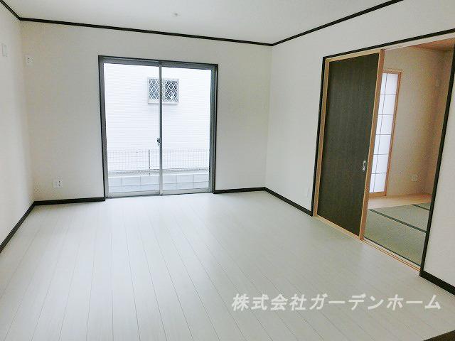 Model house photo. ■ Wider family of smile in the bright living room ■