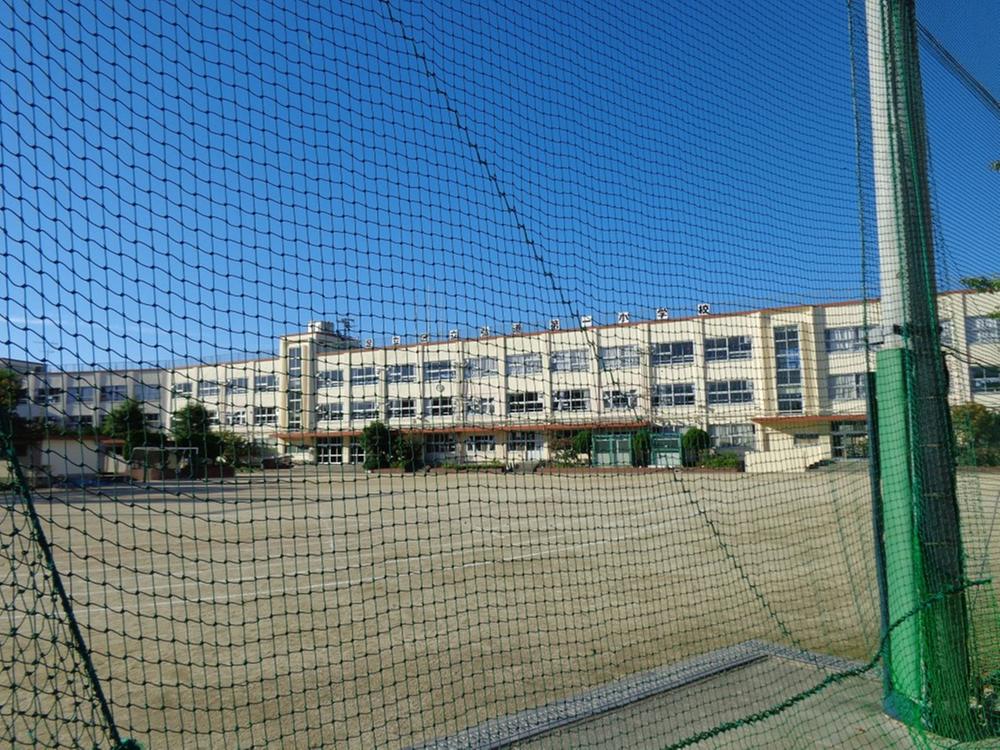 Primary school. 458m to Adachi Ward Hiromichi first elementary school