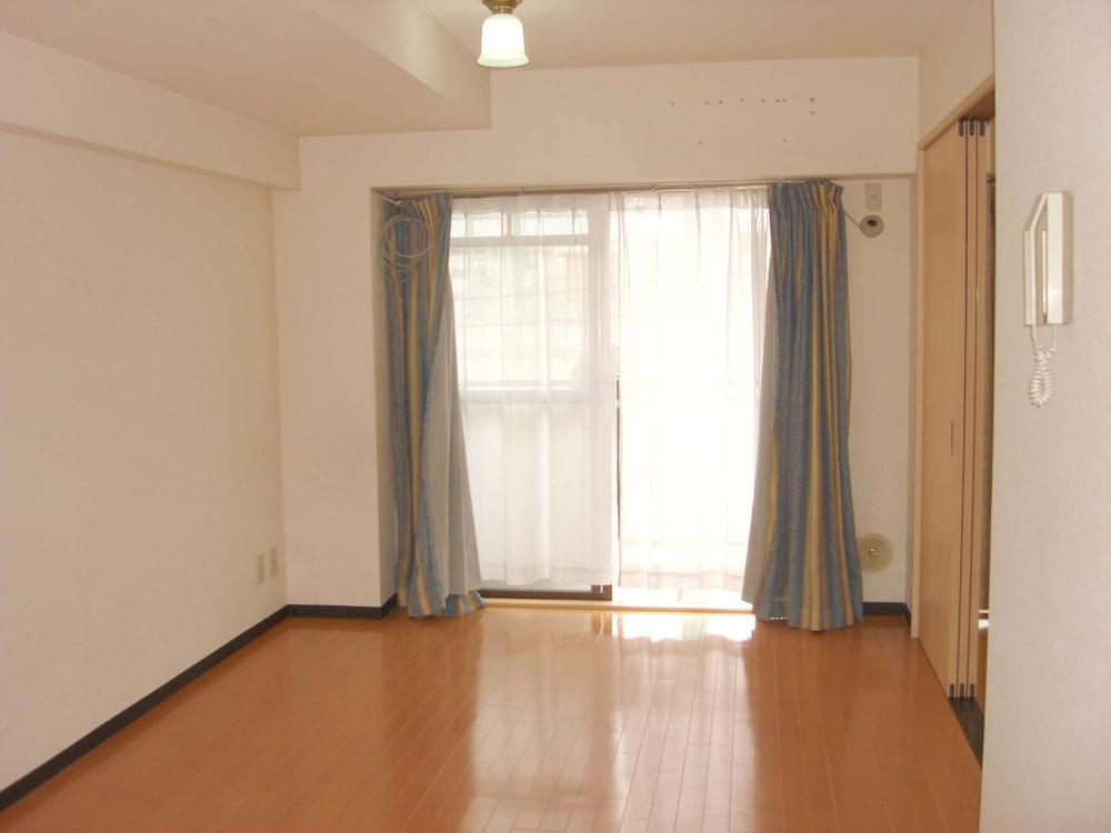 Non-living room. Indoor (March 2013) shooting Western-style