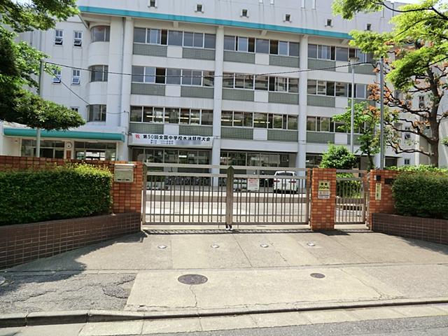 Junior high school. The proximity of the 5-minute walk from the 350m junior high school until the Adachi Ward Kaga Junior High School. If this distance, Peace of mind even if late in extracurricular activities. 