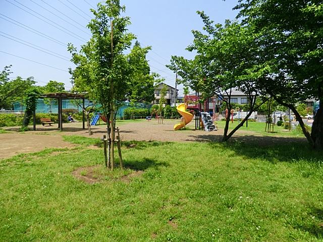 park. Play is 140m children to Saranuma park, Colorful also aligned Saranuma park playground equipment. Play every day because of the proximity of the 2-minute walk. 