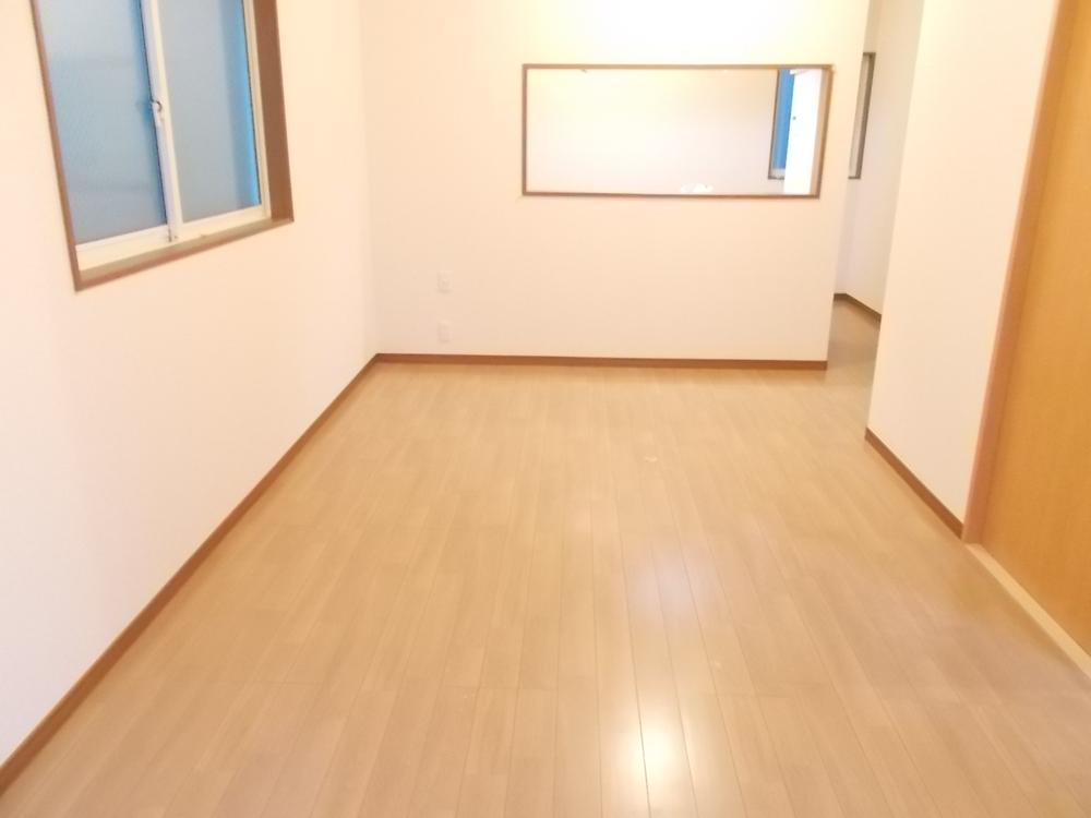 Living. Face-to-face that smile of mom are making dishes can be seen from the living room