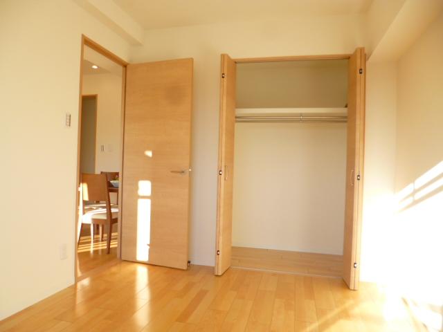 Non-living room. It is the 9th floor of the corner dwelling unit because Western-style is also sunny!