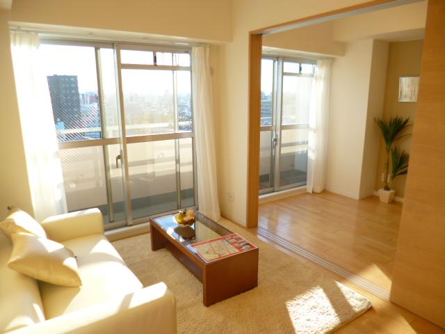 Living. Sunny property!