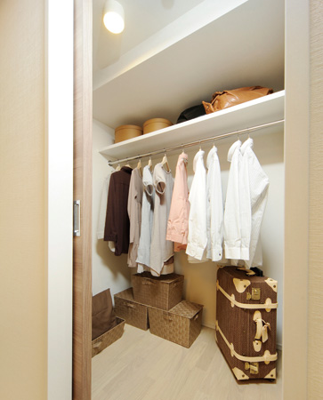 Receipt.  [Walk-in closet] Clothes and vanity, In addition it has adopted a convenient walk-in closet for storage, such as seasonal to all mansion.