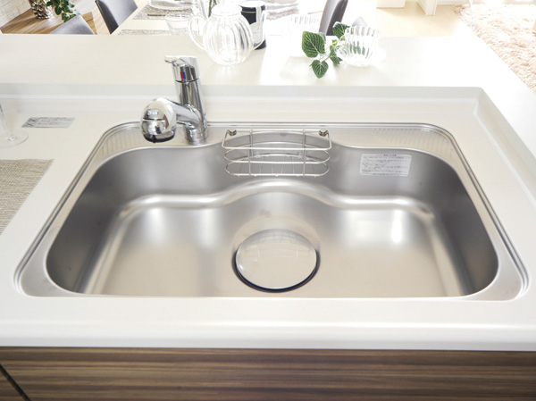 Kitchen.  [Low noise sink] Easy to use, Sink with consideration also to the ease of cleaning is, It has adopted a low-noise type to reduce the sound of the water wings.
