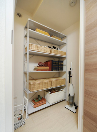 Receipt.  [Storeroom] Big thing and seasonal products such as vacuum cleaner, It has adopted a convenient closet to furniture storage. Also to ensure the breadth that put rack.