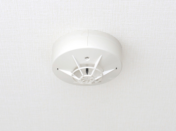 earthquake ・ Disaster-prevention measures.  [fire alarm] In each dwelling unit is, By sensing the heat in the event of a fire it has adopted a fire alarm to the alarm in the voice or buzzer sound. (Same specifications)