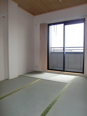 Living and room.  [Japanese-style room] Sunny