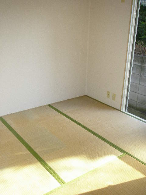 Living and room. 4.5 Pledge Japanese-style room