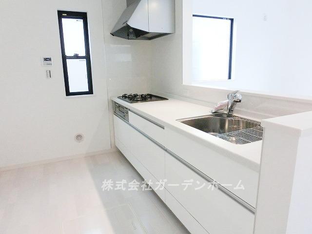 Kitchen. ■ Popular face-to-face system kitchen to wife ■