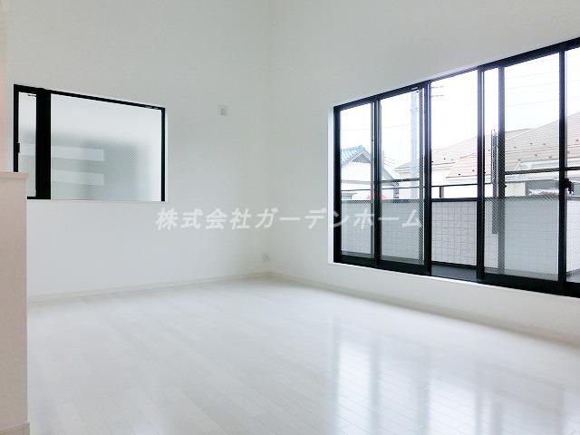 Living. ■ In a wide sweep window aperture frontage, Daylighting good ■