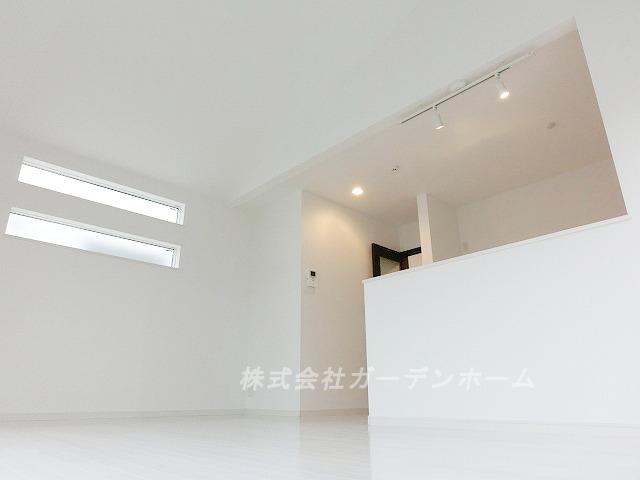 Living. ■ In bright living, You overflowing smile of your family ■