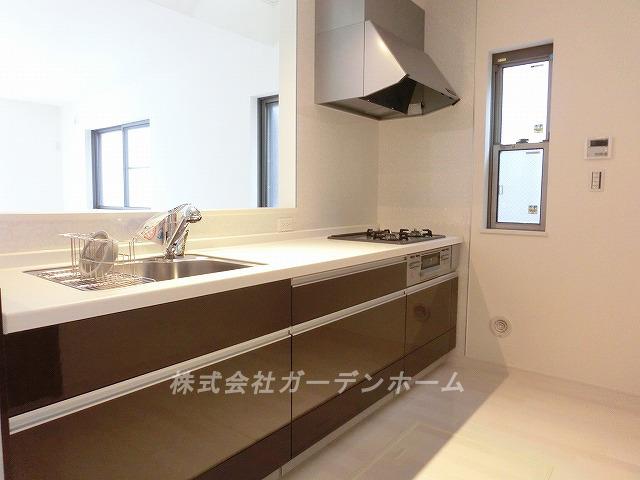 Kitchen. ■ Popular face-to-face system kitchen to wife ■