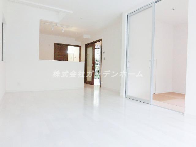 Living. ■ In bright living, You overflowing smile of your family ■